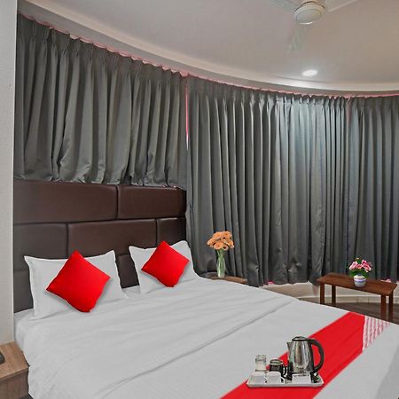 Hotel O Infinity Surat Exterior foto