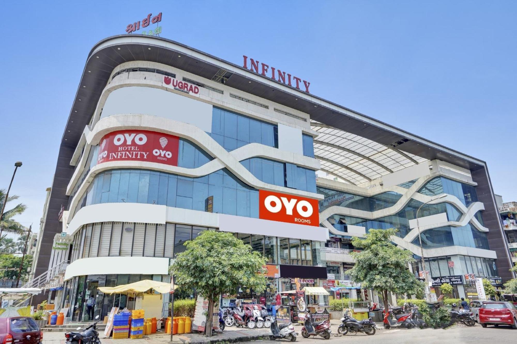 Hotel O Infinity Surat Exterior foto