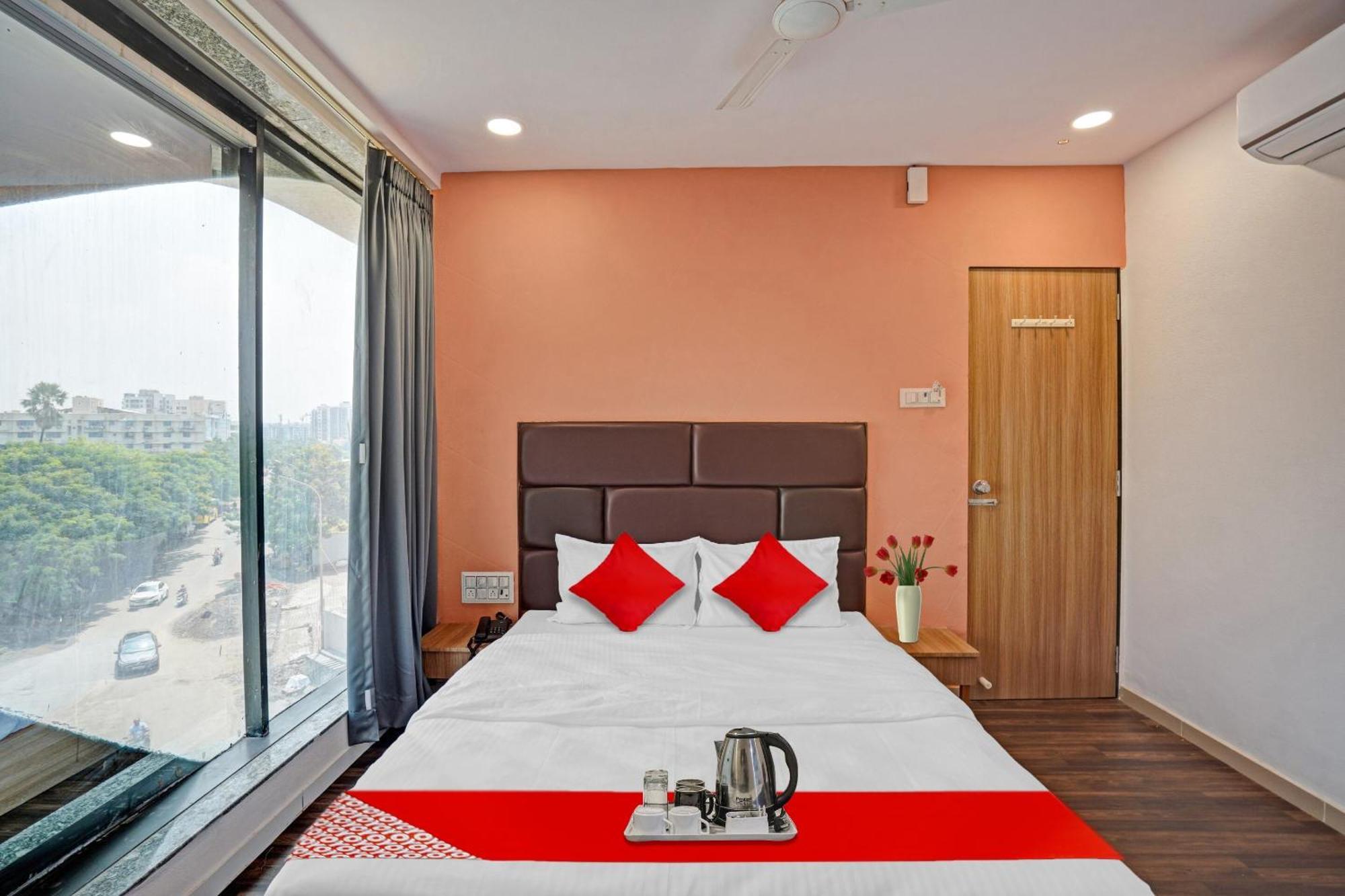 Hotel O Infinity Surat Exterior foto