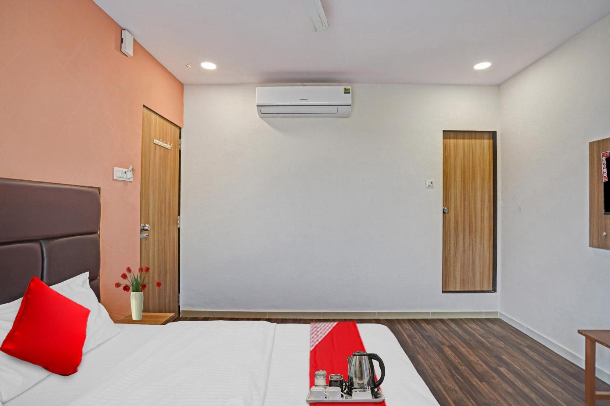 Hotel O Infinity Surat Exterior foto